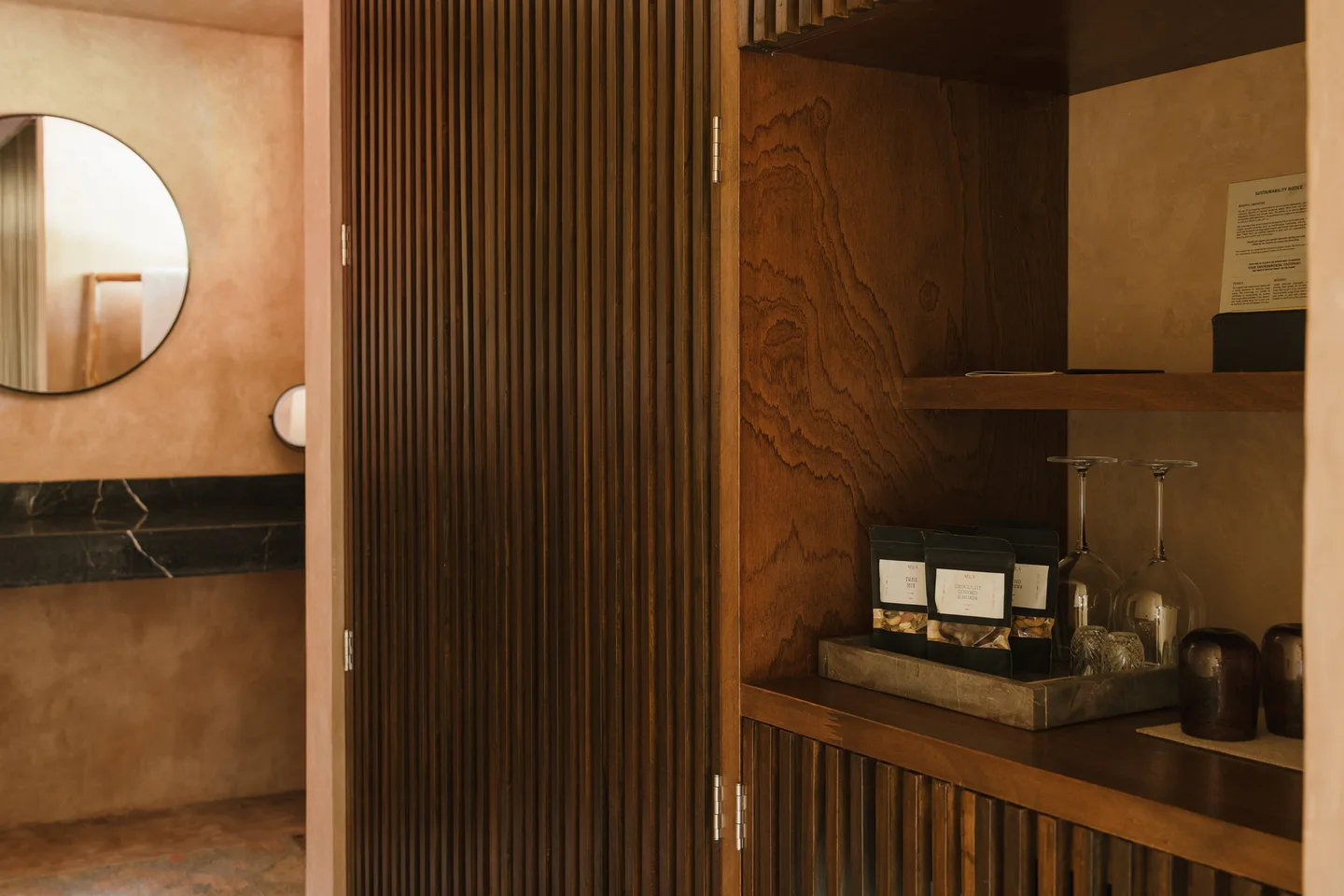 Minibar con cristalería y armario de madera calada